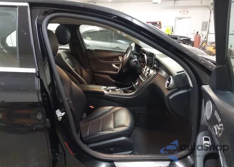 2015 Mercedes-Benz C-Class C 300 z USA, uszkodzony, nr VIN 55SWF4KBXFU058480